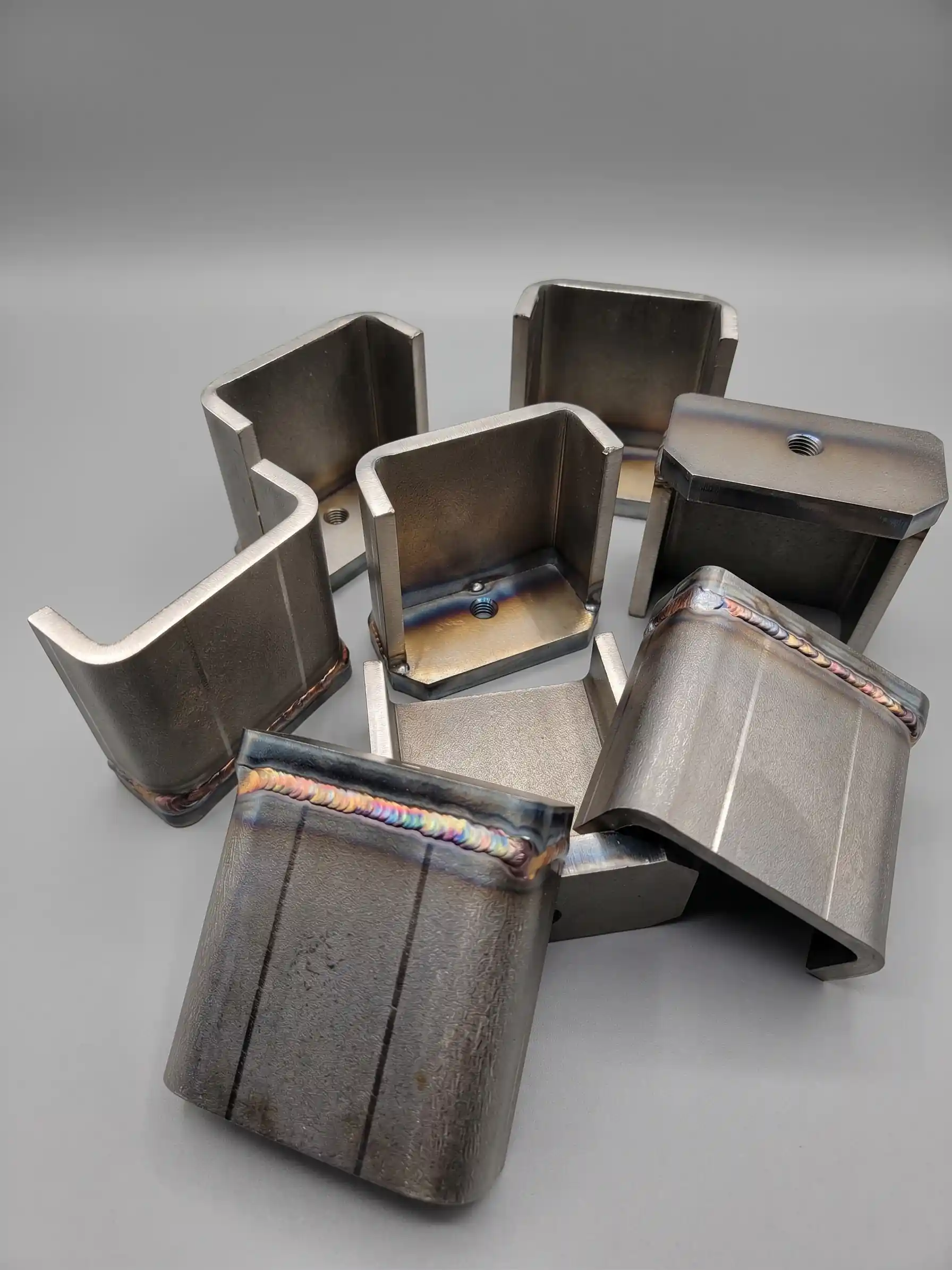 Struttura in ferro realizzata in manganese super resistente, formata da lamiere sagomate e saldate