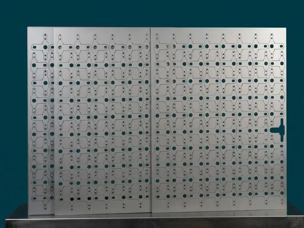 Flat rectangular plates lightened by three long through-slots
