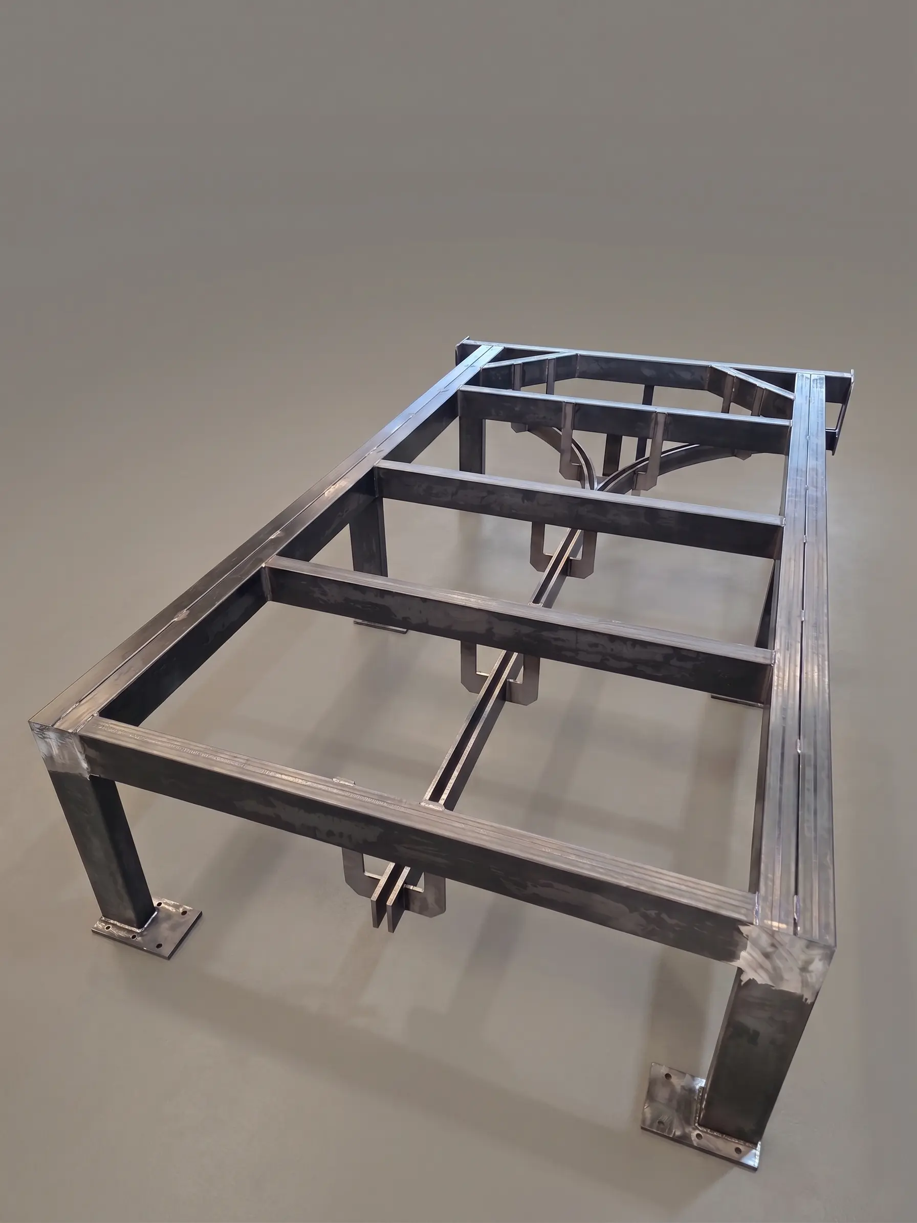 Struttura di basamento realizzata in tubolare metallico a sezione quadrata con piastre di fissaggio alla base, unita tramite saldatura. Prodotto da DPEMME.