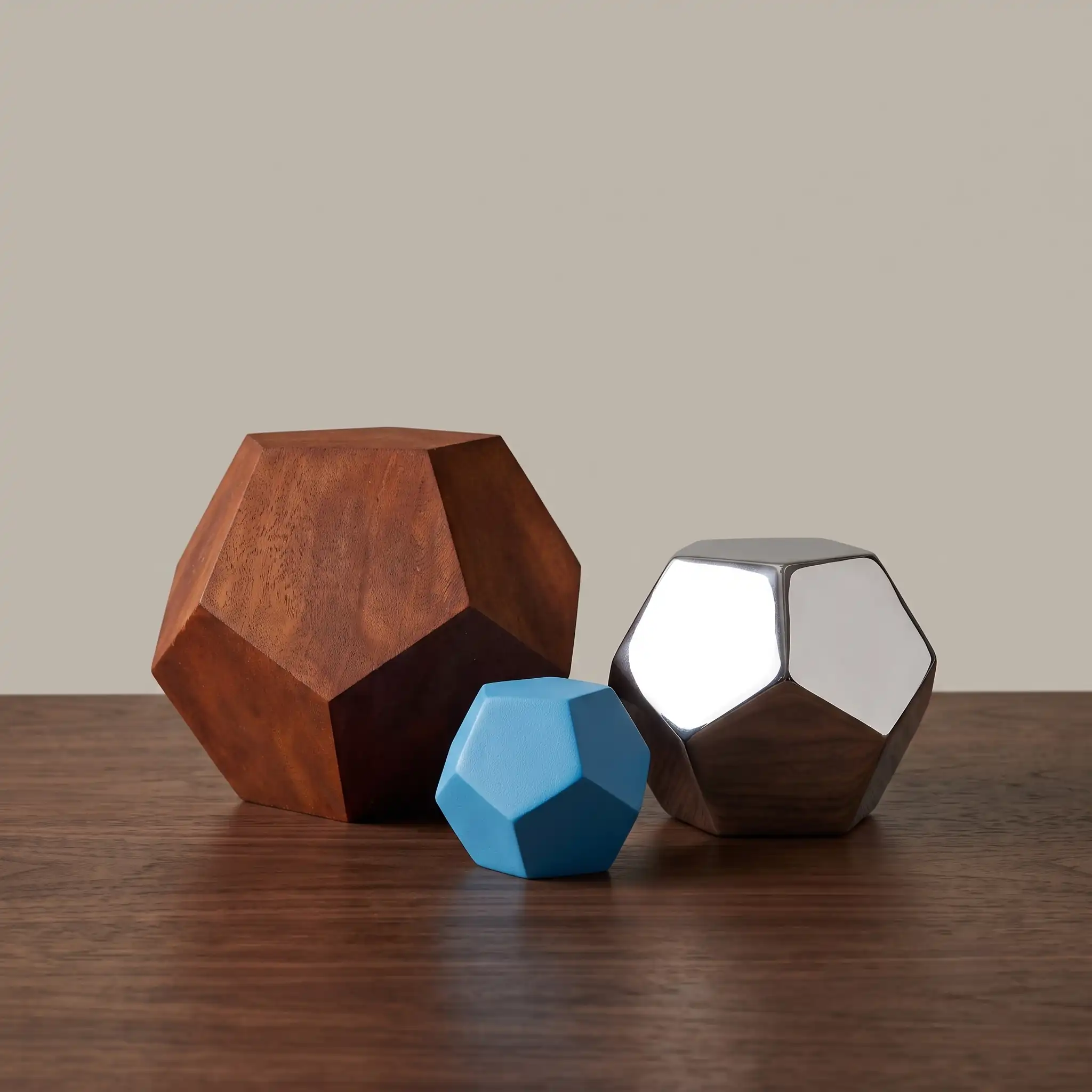 Fermacarte e soprammobile di design ODE, dodecaedro in acciaio Cor-Ten, inox lucido specchio e metallo verniciato