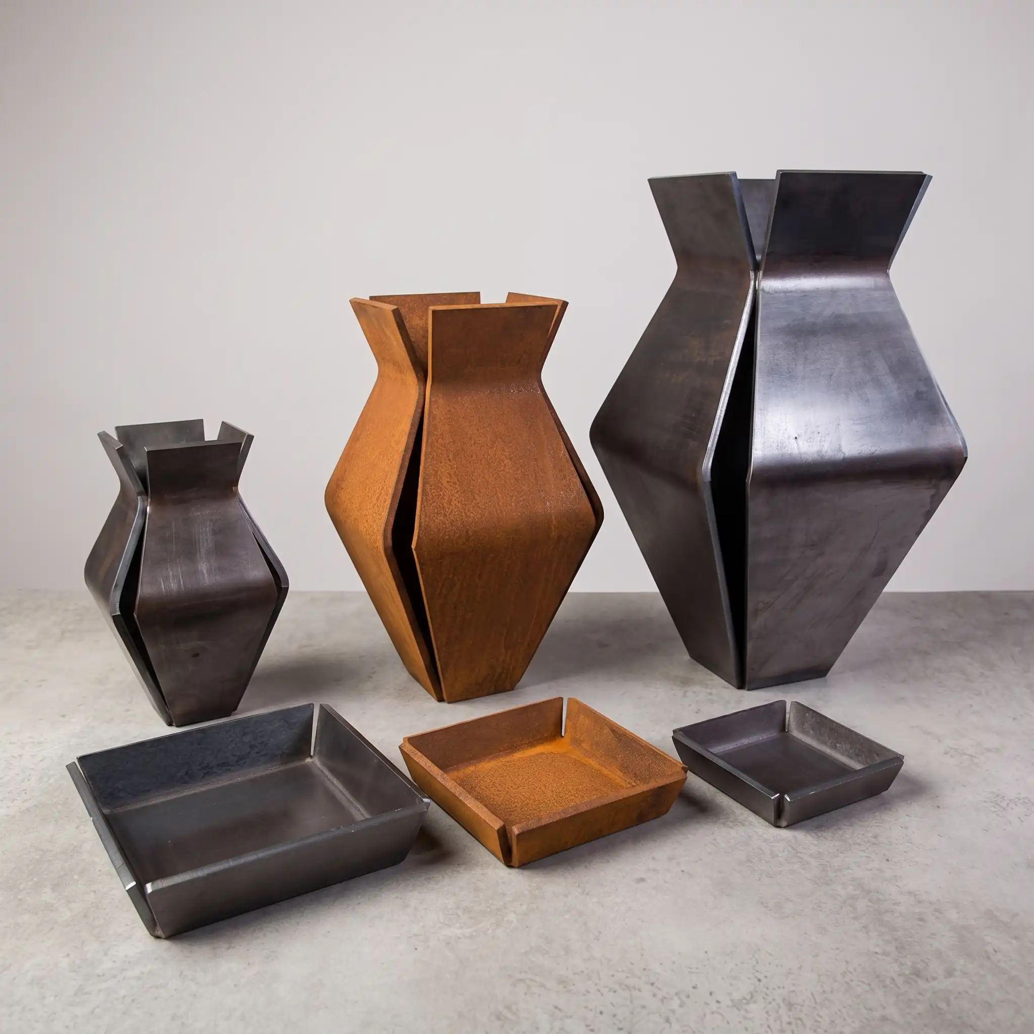 Oggetto d'arredo multifunzione TULIP in ferro nero cerato, design sinuoso ispirato a un fiore